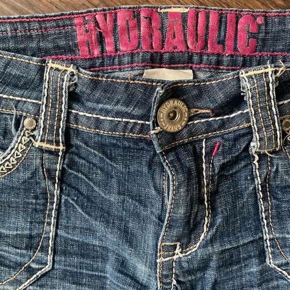 Hydraulic medium wash distressed and embroidered jean shorts size 3/4 - Picture 2 of 6